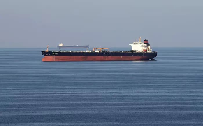 Petrolero impactado por proyectil en el estrecho de Ormuz: implicaciones para el mercado