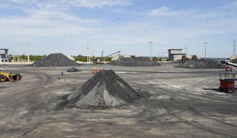 INC adjudica pet coke a US$ 448/t: análisis del salto de precio y condiciones de entrega